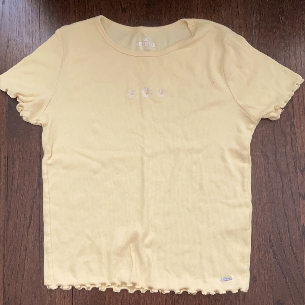 Yellow hollister daisy tee